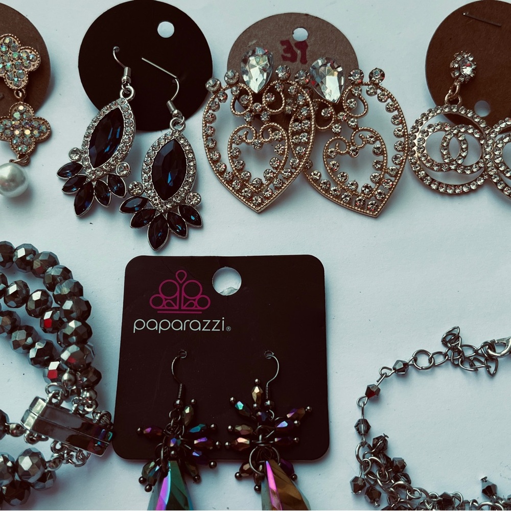 Beautiful lot if 7 jewelry items full of bling!